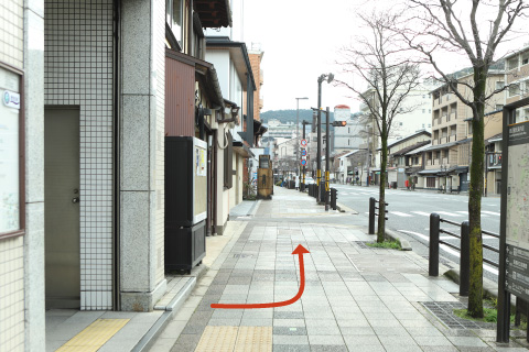 1.地下鉄東西線「東山駅」東側1番出口を左折し、三条通を東へ進んでください。