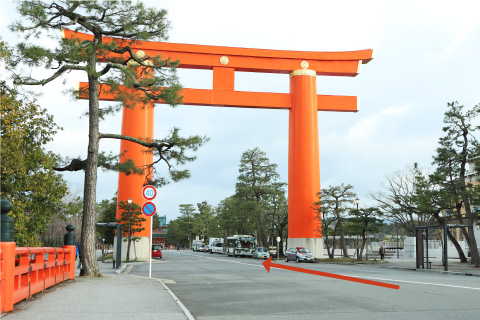 3.大鳥居を通過し、右側（東側）が京都市京セラ美術館の正面玄関になります。
