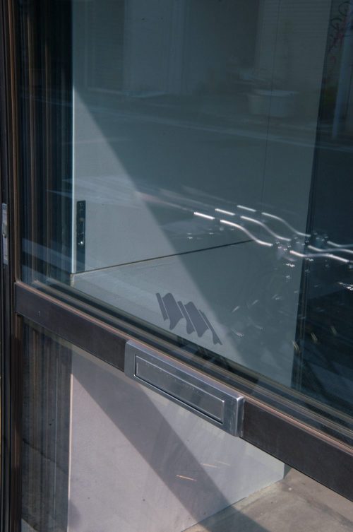 半透明な身体と、平らじゃない絵